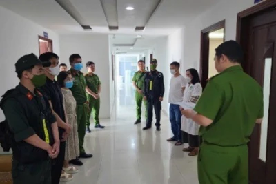 Phòng An ninh Chính trị nội bộ Công an thành phố Đà Nẵng phối hợp với Phòng Cảnh sát kinh tế, Phòng Cảnh sát cơ động và các đơn vị nghiệp vụ kiểm tra tại Phòng khám đa khoa Miền Trung. (Ảnh: Công an cung cấp)