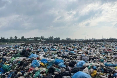 Bãi rác An Hiệp ô nhiễm môi trường nên người dân xung quanh bức xúc, ngăn không cho xe chở rác vào đổ. (Ảnh: HOÀNG TRUNG)