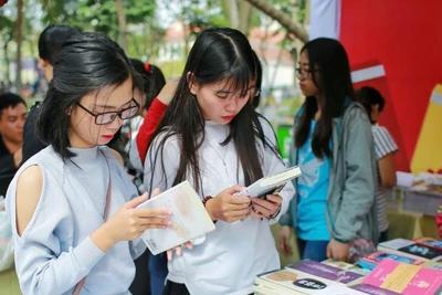 Bằng nhiều kênh truyền thông trên không gian mạng, các gian hàng tại ngày hội sách thu hút nhiều độc giả. (Ảnh THẾ ĐẠI)