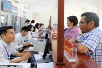 Người dân, doanh nghiệp đến giải quyết thủ tục hành chính tại Trung tâm phục vụ hành chính công phường Trường Vinh.