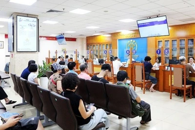 Người dân đến làm thủ tục tại Trung tâm phục vụ hành chính công số 3. (Ảnh: Báo Nhân Dân)