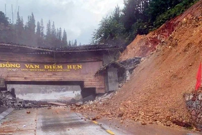 Sạt lở đất làm sập cổng chào xã Đồng Văn, tỉnh Tuyên Quang.