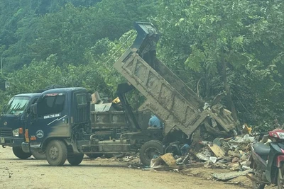 Xe chở chất thải được thu gom từ những tuyến đường bị ngập úng đổ trên vỉa hè đường Phùng Hưng, phường Hà Giang 2.