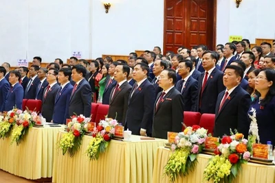 Đại biểu dự Đại hội Đảng bộ tỉnh Điện Biên lần thứ 15 thực hiện nghi thức Chào cờ trong phiên trù bị, sáng ngày 14/10. 