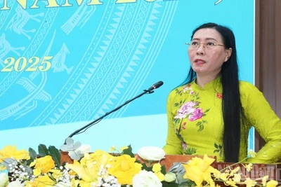 Đồng chí Bùi Thị Quỳnh Vân, Ủy viên Trung ương Đảng, Bí thư Tỉnh ủy Quảng Ngãi phát biểu chỉ đạo tại kỳ họp. 