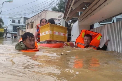 Bộ đội Lữ đoàn 957 kịp thời hỗ trợ người dân vùng lũ. (Ảnh: CTV Hải quân)