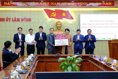 Agribank trao bảng tượng trưng tặng 5 tỷ đồng hỗ trợ xây dựng trường mầm non Tà Hine tại tỉnh Lâm Đồng.