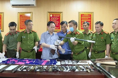 Lực lượng chức năng tỉnh Thanh Hóa xem xét vũ khí cùng ma túy tang vật.