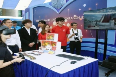 Trải nghiệm công nghệ tại triển lãm trong khuôn khổ lễ phát động phong trào “Cả nước thi đua đổi mới sáng tạo và chuyển đổi số” tại Học viện Công nghệ Bưu chính Viễn thông.