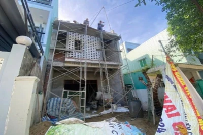 Thi công công trình nhà ở tại Đà Nẵng. (Ảnh BÁ DŨNG)