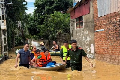 Lực lượng Công an tỉnh Bắc Ninh hỗ trợ đưa người dân ra khỏi vùng ngập lụt. (Ảnh: PHẠM CÔNG)