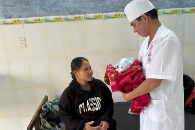 Trung tá Trần Minh Vũ và hai mẹ con sản phụ Hồ Thị Chơn.