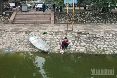 [Ảnh] Hà Nội: Người dân thả cá chép văn minh, không xả túi nylon trong ngày tiễn ông Công, ông Táo