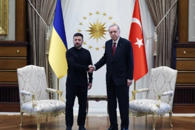 Tổng thống Thổ Nhĩ Kỳ Recep Tayyip Erdogan (phải) trong cuộc gặp Tổng thống Ukraine Volodymyr Zelensky tại Ankara, ngày 15/5/2025. (Ảnh: THX/TTXVN)