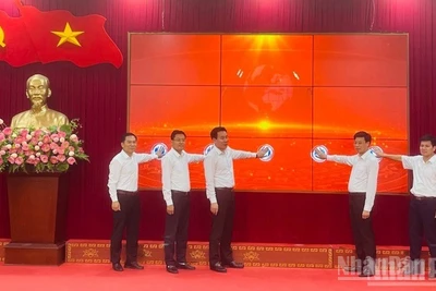 Lãnh đạo Tỉnh Lào Cai và xã Yên Bình ra mắt Trang thông tin Đại hội Đảng bộ xã Yên Bình. (Ảnh: THANH SƠN)