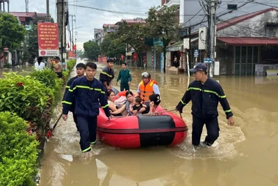 Phòng Cảnh sát phòng cháy chữa cháy và cứu nạn cứu hộ, Phòng Cảnh sát Cơ động, Công an tỉnh Lạng Sơn phối hợp với lực lượng Công an xã Thất Khê đưa người dân đến nơi an toàn.