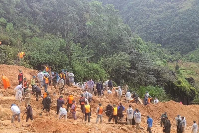 Các lực lượng chức năng đã tìm kiếm được nạn nhân đầu tiên trong vụ sạt lở đất tại thôn Mã Lầu, xã Lũng Cú, tỉnh Tuyên Quang.