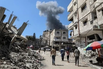 Khói bốc lên sau cuộc không kích của Israel xuống thành phố Gaza ngày 10/9/2025. (Ảnh minh họa: THX/TTXVN)