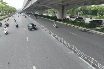 Đường Phạm Văn Đồng đang được triển khai lắp đặt hàng rào liên kết để phân làn ô-tô, xe máy.