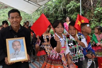 Niềm vui của người dân bản Nặm Chan 1, bản Pơ Mu khi có dòng điện quốc gia về bản.