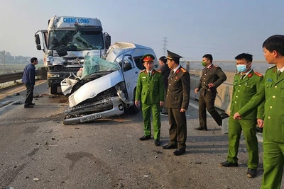 Lãnh đạo Công an tỉnh Thanh Hóa chỉ đạo khắc phục hậu quả vụ tai nạn giao thông ngày 14/1, tại Km 334+300 đường bộ cao tốc Mai Sơn-Quốc lộ 45, đoạn qua thôn Nhạ Lọc, xã Đồng Tiến.
