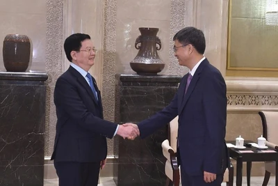 Phó Thủ tướng Mai Văn Chính và Bí thư Đảng ủy Khu tự trị dân tộc Choang Quảng Tây Trần Cương.