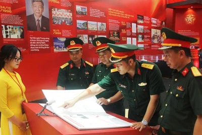 Đoàn cán bộ, sĩ quan Sư đoàn 3 (Quân khu 1) trải nghiệm đọc sách điện tử tại Triển lãm. (Ảnh: Báo Nhân Dân)