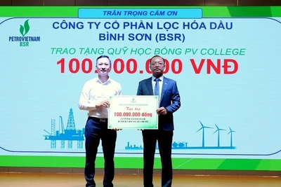Phó Tổng Giám đốc Công ty cổ phần Lọc hóa dầu Bình Sơn Phạm Minh Nghĩa trao bảng 100 triệu đồng hỗ trợ học bổng cho Trường cao đẳng Dầu khí.