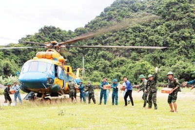 Bốc dỡ hàng cứu trợ tại sân vận động xã Con Cuông.