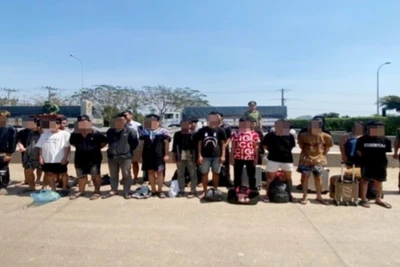 Công dân Việt Nam được phía Campuchia trao trả. (Ảnh: Báo Nhân Dân)