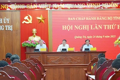 Các đồng chí lãnh đạo tỉnh chủ trì Hội nghị.