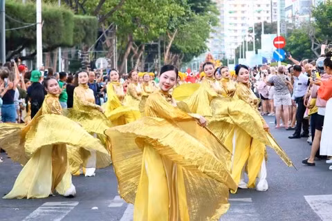 Rực rỡ sắc màu Carnival trên phố biển Nha Trang.