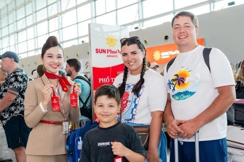 Du khách nước ngoài thích thú với chuyến bay thẳng Phú Quốc-Cam Ranh.
