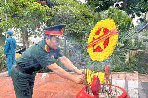 Đoàn công tác dâng hoa, dâng hương tại Nghĩa trang liệt sĩ xã Đông Khánh Sơn (tỉnh Khánh Hòa).