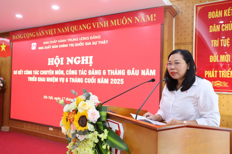Đồng chí Phạm Thị Thinh, Phó Giám đốc, Phó Tổng Biên tập Nhà xuất bản Chính trị quốc gia Sự thật báo cáo tóm tắt về những thành tựu của Nhà xuất bản trong 6 tháng đầu năm 2025. z6813132594041-731029757ebe94429affe5324d86b664.jpg