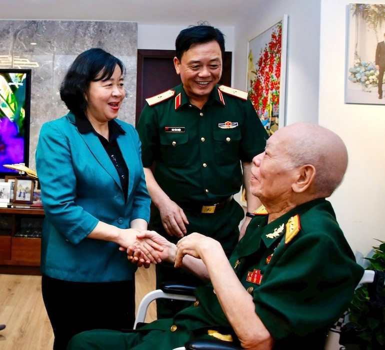 Bí thư Thành ủy Hà Nội thăm, tặng quà Anh hùng lực lượng vũ trang nhân dân Đào Duy Cảnh. ahllvt.jpg