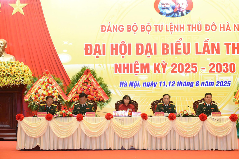 Đoàn Chủ tịch Đại hội. (Ảnh: HOÀNG VIỆT) doan-chu-tich-dai-hoi.jpg