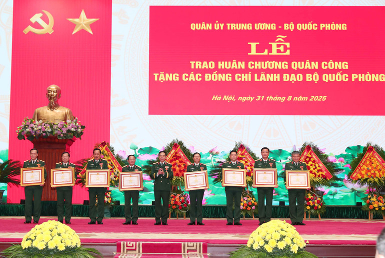 Thừa ủy quyền của Chủ tịch nước, Đại tướng Phan Văn Giang trao Huân chương Quân công hạng Nhất, hạng Nhì tặng các đồng chí lãnh đạo Bộ Quốc phòng. (Ảnh: Trọng Đức) b-10.jpg