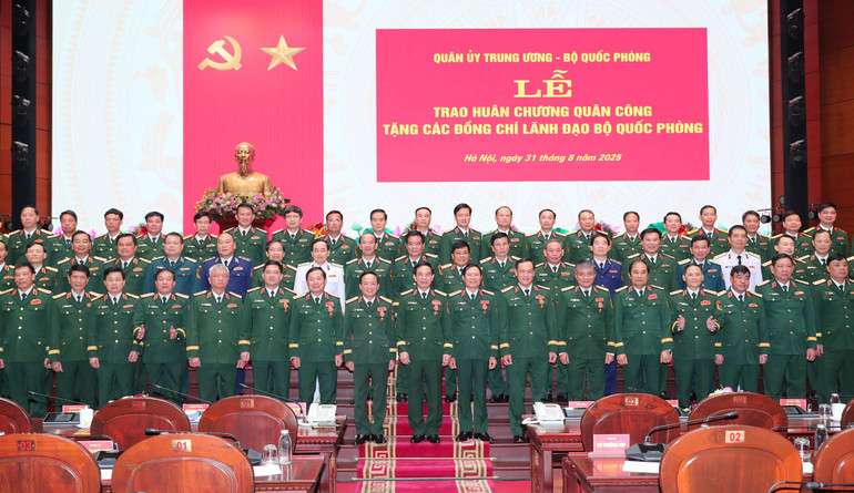 Đại tướng Phan Văn Giang chụp ảnh cùng các đại biểu dự buổi lễ. (Ảnh: Trọng Đức) b-6.jpg