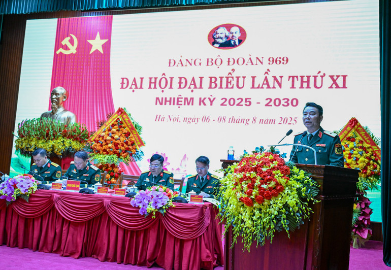 Thiếu tướng Phạm Văn Hiếu, Bí thư Đảng ủy Đoàn 969, Chính ủy Bộ Tư lệnh Lăng Chủ tịch Hồ Chí Minh trình bày báo cáo chính trị tại Đại hội. (Ảnh: DUY LINH) thieu-tuong-pham-van-hieu-bi-thu-dang-uy-doan-969-chinh-uy-bo-tu-lenh-lang-chu-tich-ho-chi-minh-trinh-bay-bao-cao-chinh-tri-tai-dai-hoi-anh-duy-linh.jpg