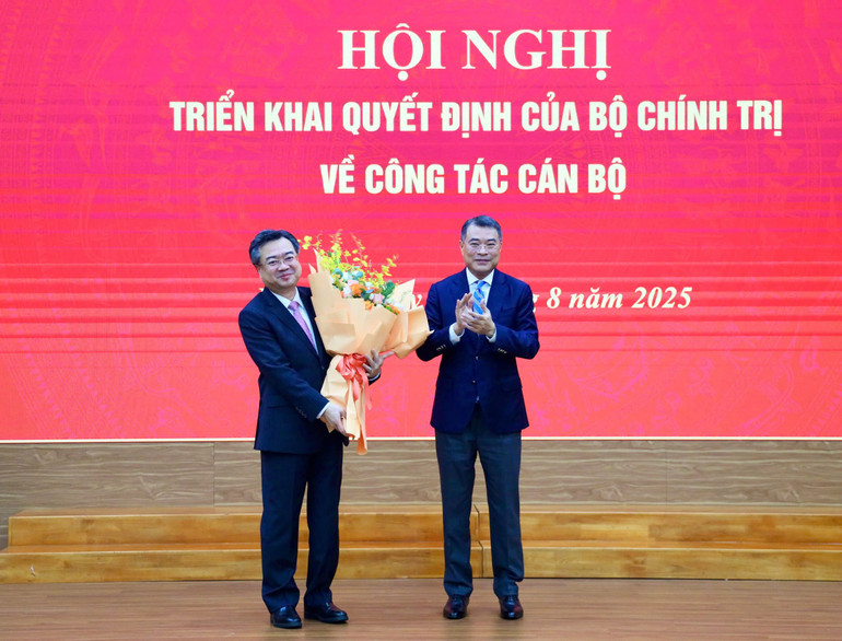 Đồng chí Lê Minh Hưng chúc mừng tân Trưởng ban Chính sách, chiến lược Trung ương. z6943721883510-28b72f1bb042462ec7b0d1dccd8d1a4b.jpg
