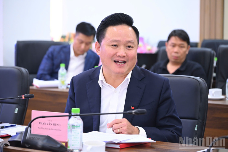 Tiến sĩ Phan Văn Hùng, Phó Tổng Biên tập Báo Nhân Dân. ndo_br_z7049149124710-c12f1c5eeee8a9bbd2a5bb9b74d0b607.jpg