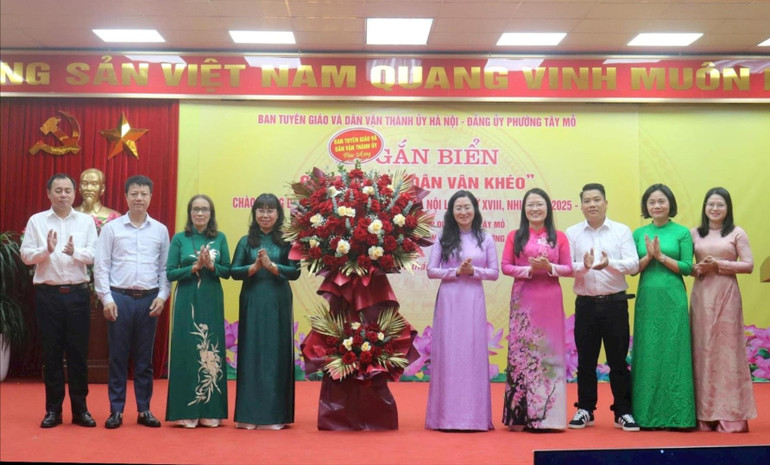Đại diện Ban Tuyên giáo và Dân vận Thành ủy Hà Nội chúc mừng phường Tây Mỗ. phuong-tay-mo.jpg