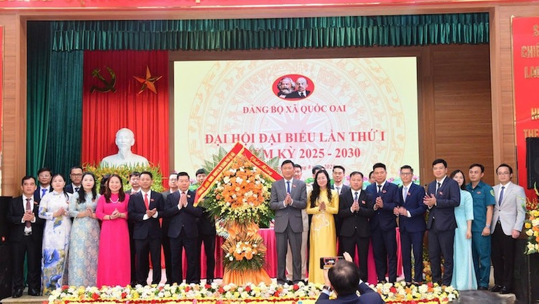 Lãnh đạo Thành ủy Hà Nội chúc mừng Ban chấp hành Đảng bộ xã Quốc Oai lần thứ nhất. 5-quoc-oai.jpg