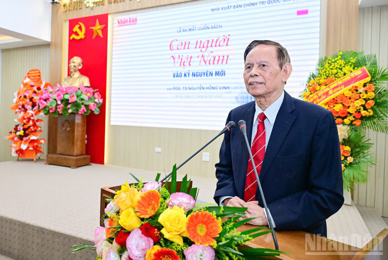 Tác giả cuốn sách, PGS,TS Nguyễn Hồng Vinh phát biểu cảm ơn tại buổi lễ. (Ảnh: BẢO LONG) ndo_br_7f65330a97851adb43942.jpg
