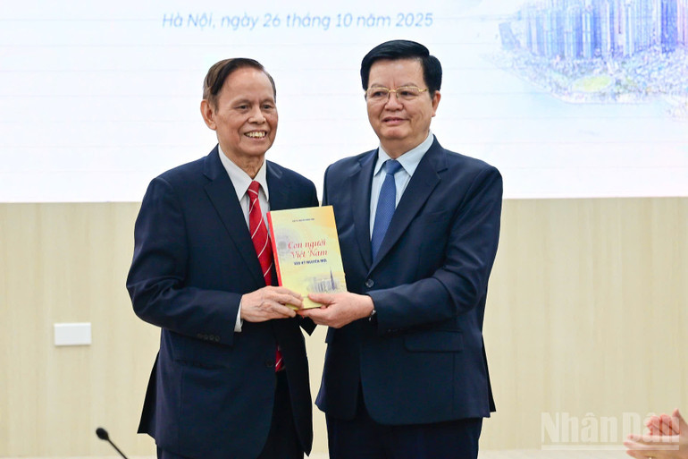 PGS, TS Nguyễn Hồng Vinh trao sách tặng Phó Thủ tướng Mai Văn Chính. (Ảnh: BẢO LONG) ndo_br_566389182d97a0c9f98612.jpg