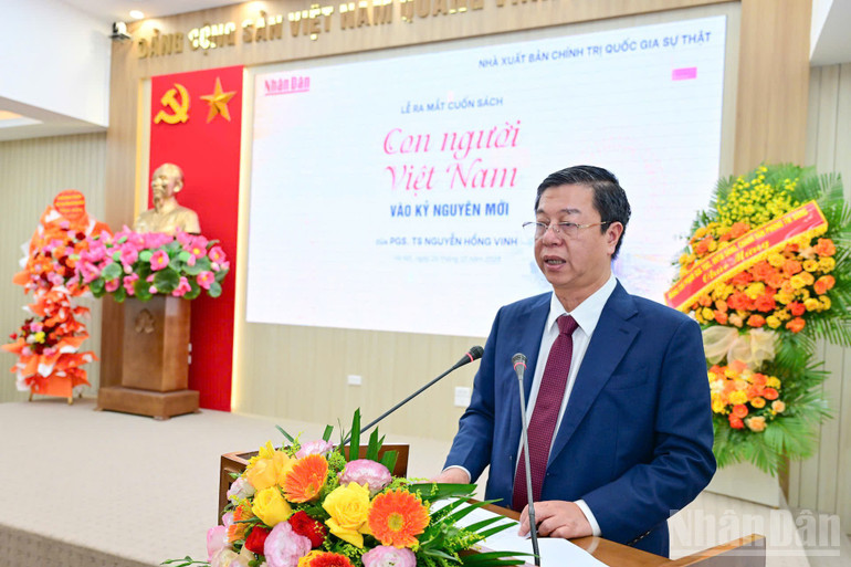 PGS, TS Vũ Trọng Lâm, Giám đốc - Tổng Biên tập Nhà xuất bản Chính trị quốc gia Sự thật giới thiệu khái quát mục đích, ý nghĩa khi xuất bản cuốn sách. (Ảnh: BẢO LONG) ndo_br_e9d87281d60e5b50021f11.jpg