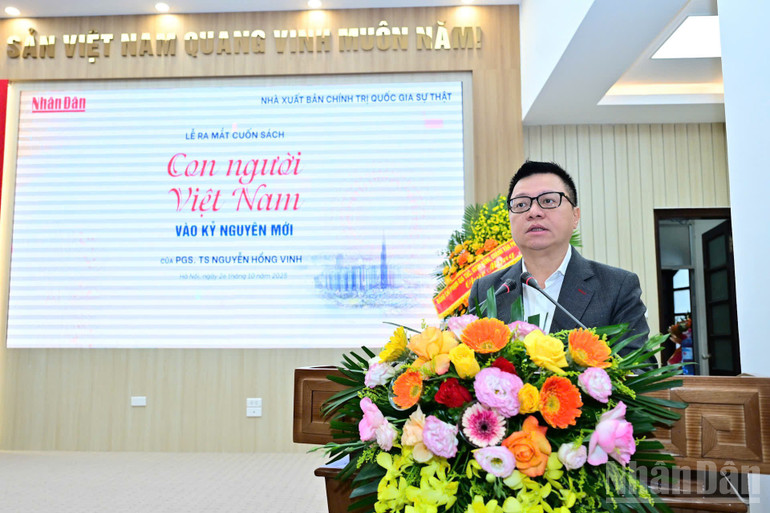 Đồng chí Lê Quốc Minh, Ủy viên Trung ương Đảng, Tổng Biên tập Báo Nhân Dân, Phó Trưởng Ban Tuyên giáo và Dân vận Trung ương, Chủ tịch Hội Nhà báo Việt Nam phát biểu khai mạc. (Ảnh: BẢO LONG) ndo_br_1407850786176014635.jpg