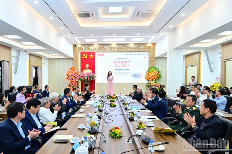 Quang cảnh Lễ ra mắt cuốn sách "Con người Việt Nam vào kỷ nguyên mới" của PGS,TS Nguyễn Hồng Vinh. (Ảnh: BẢO LONG) ndo_br_166340508936826328316.jpg