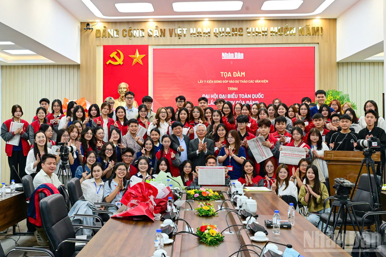 Các vị khách mời chụp ảnh lưu niệm cùng các bạn học sinh, sinh viên sau tọa đàm. (Ảnh: BẢO LONG) ndo_br_3de7171c1c9291ccc883.jpg